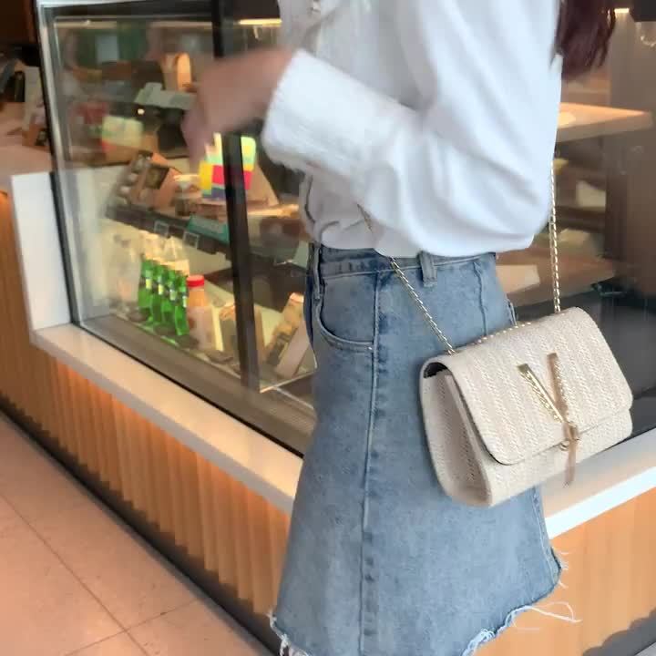 Sac bandoulière tissé élégant avec métal doré et chaîne amovible, léger, petit format carré, fermeture pression, idéal voyage, travail et usage quotidien.