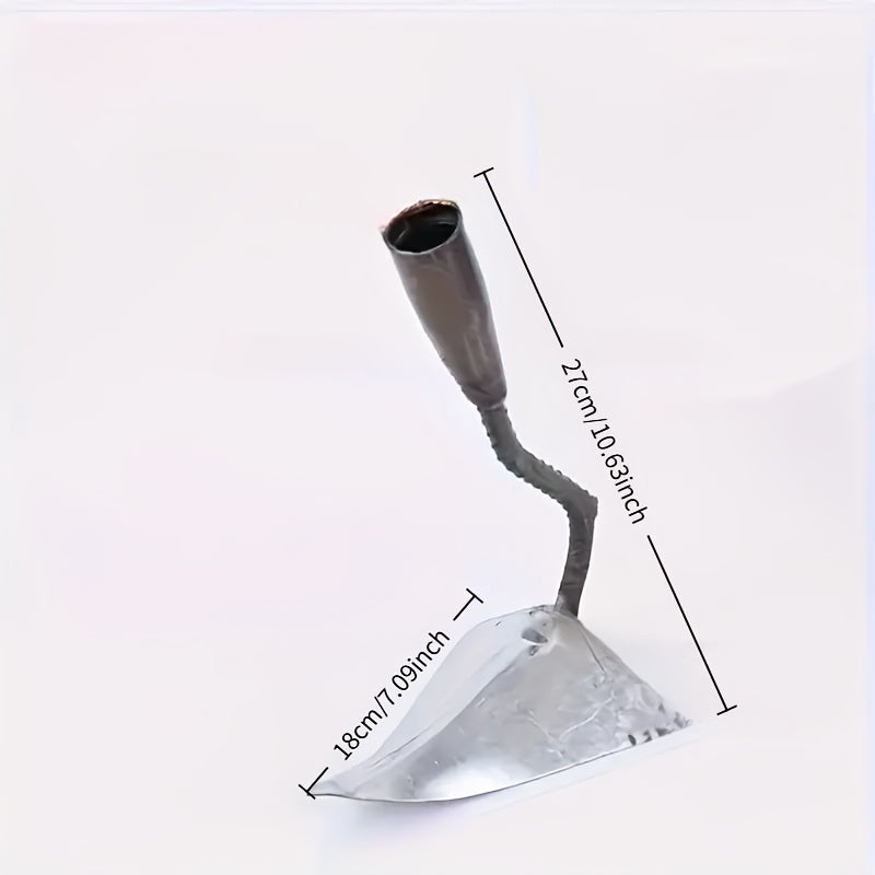 Houe en V à lame triangulaire tranchante, construction métallique durable pour creuser, désherber et ameublir, idéale jardin, ferme et paysagisme.