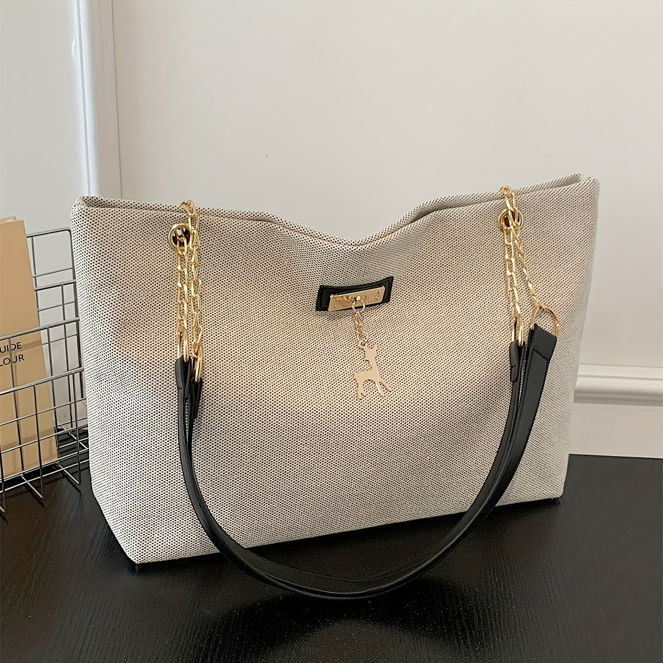 Sac fourre-tout en polyester tendance, grande capacité, bandoulière réglable, fermeture zippée, orné d’un charm cerf, style besace pour femme.