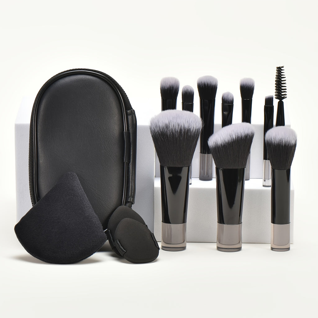 Set portable de pinceaux de maquillage avec éponge et houppette, parfait pour un kit complet d’outils cosmétiques en voyage.
