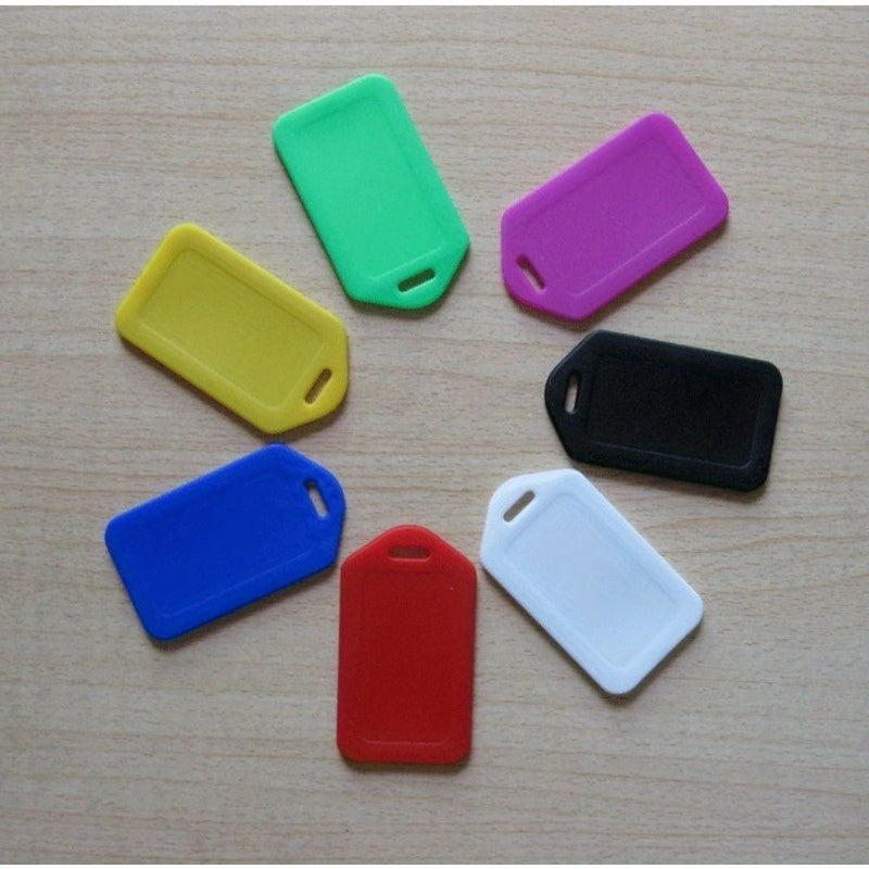 Lot de 10 étiquettes bagages en plastique, pratiques pour valises et sacs, avec identification nom et adresse, usage voyage ou bureau.