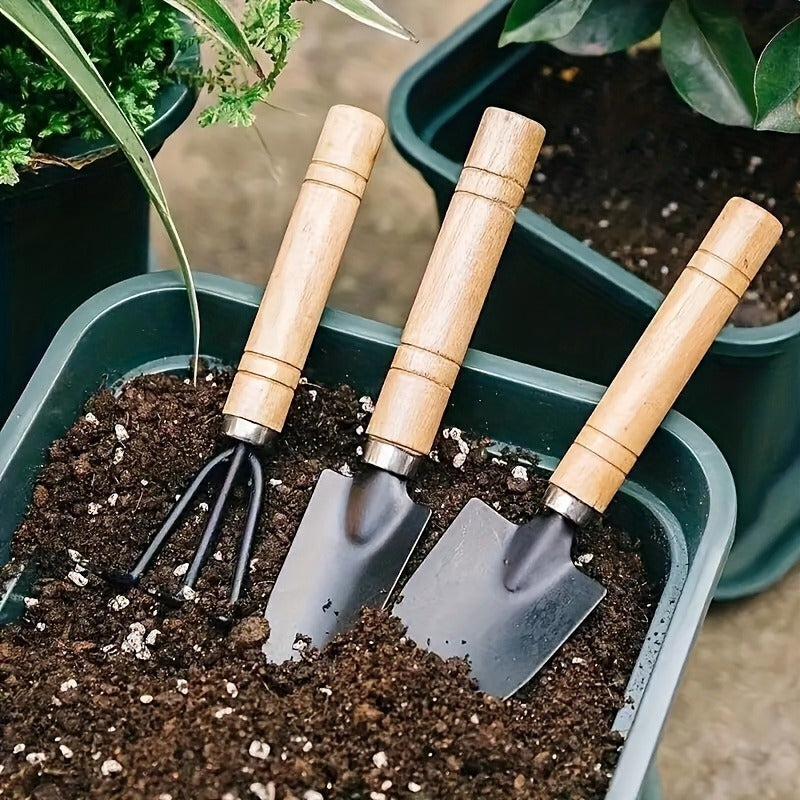 Ensemble de trois outils de plantation compacts, idéal pour fleurs et légumes, facilitant le rempotage, l’aération du sol et les soins quotidiens.