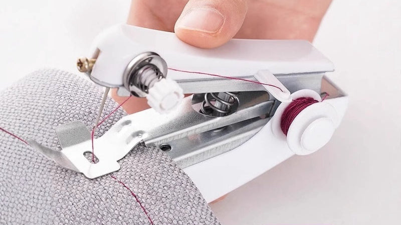 Mini portable sewing machine, manual and easy to use, ideal for home sewing, compact and practical, white color.