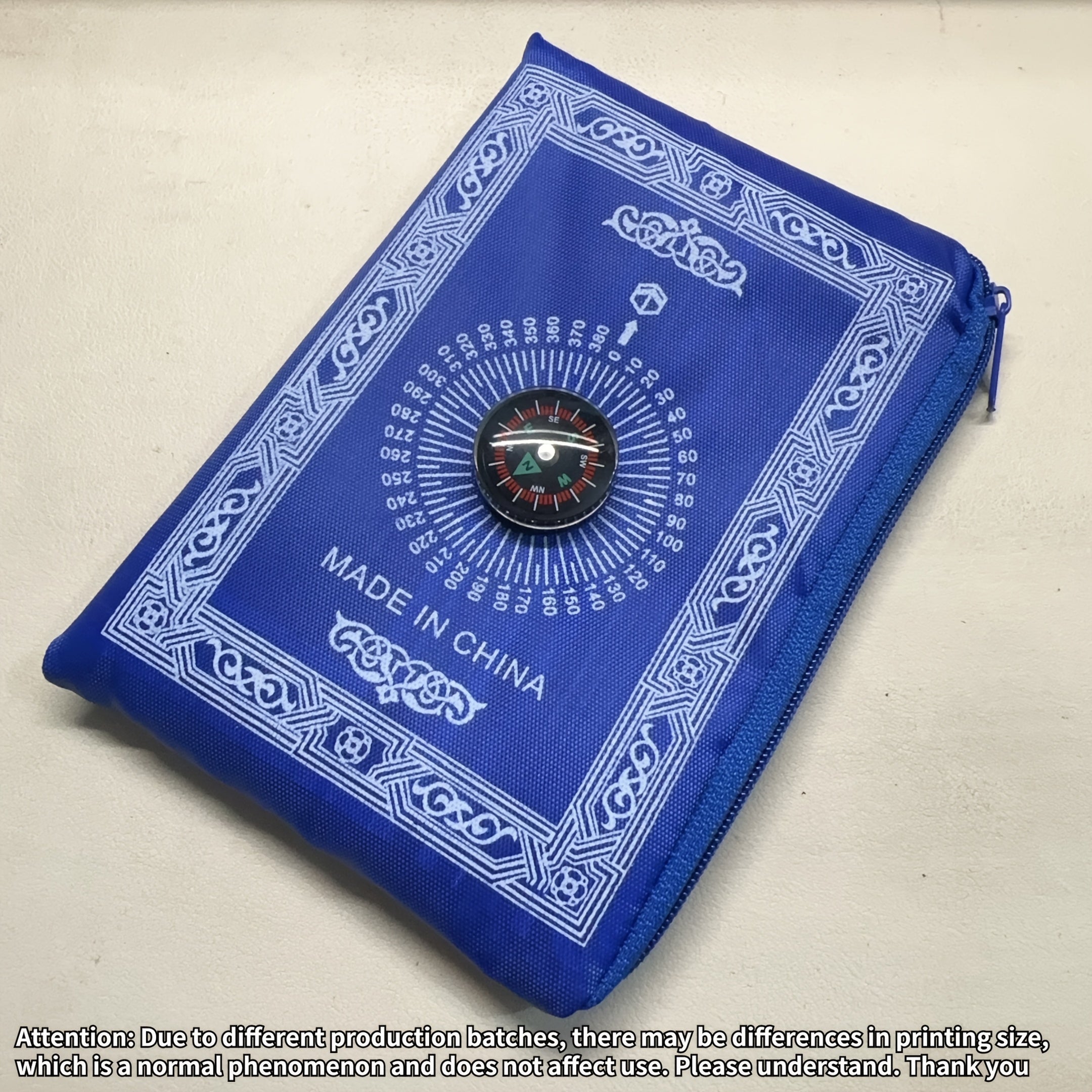 Tapis de prière musulman portable, boussole intégrée, design léger rouge, pratique pour voyage ou maison, cadeau traditionnel pour la prière.