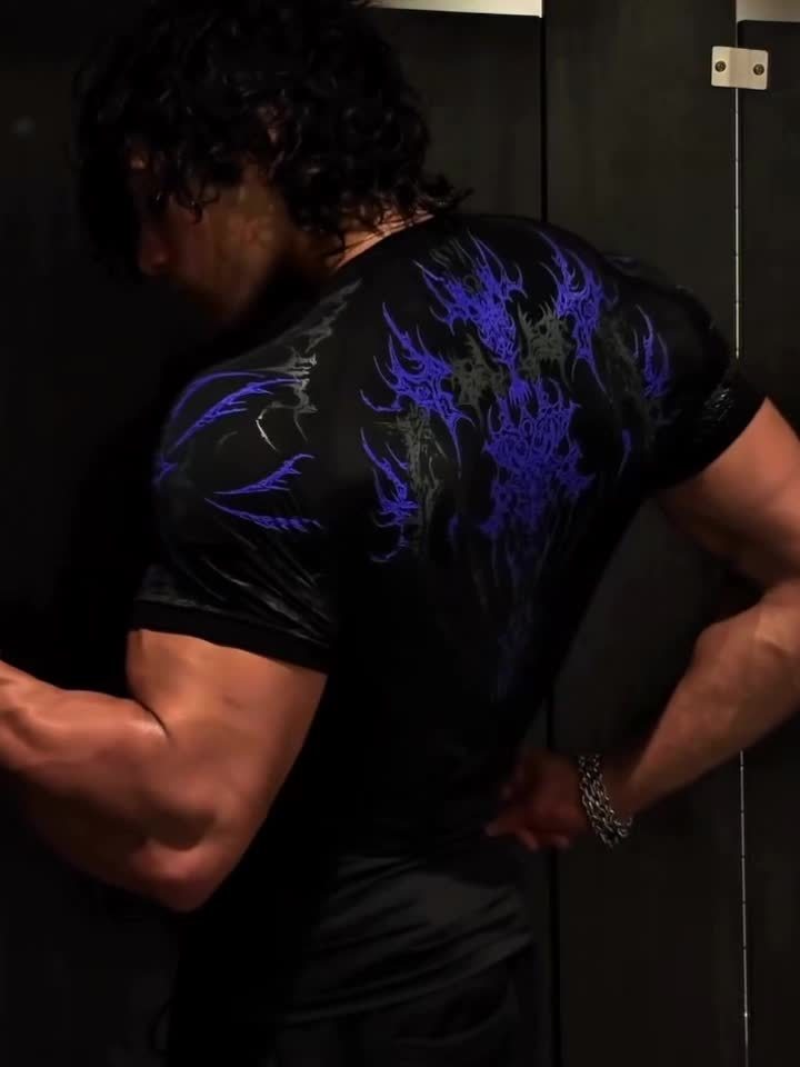 T-shirt compression 2025, haute élasticité, séchage rapide, motif géométrique rouge, maintien musculaire performant, adapté entraînement hommes et femmes.