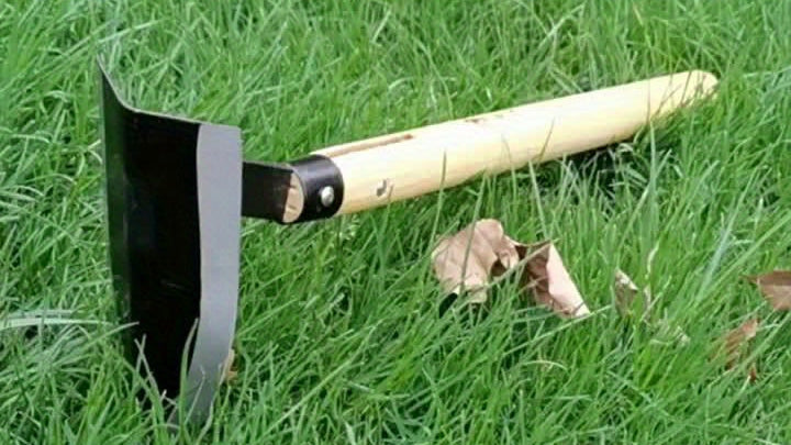 Mini houe triangulaire polyvalente, compacte et pratique, idéale pour entretien de pelouses, plantations de fleurs et légumes en milieu urbain.