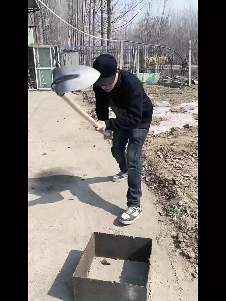 Bêche de jardin en acier manganèse, robuste et épaissie, manche ergonomique, construction durable, idéale pour travaux extérieurs intensifs.