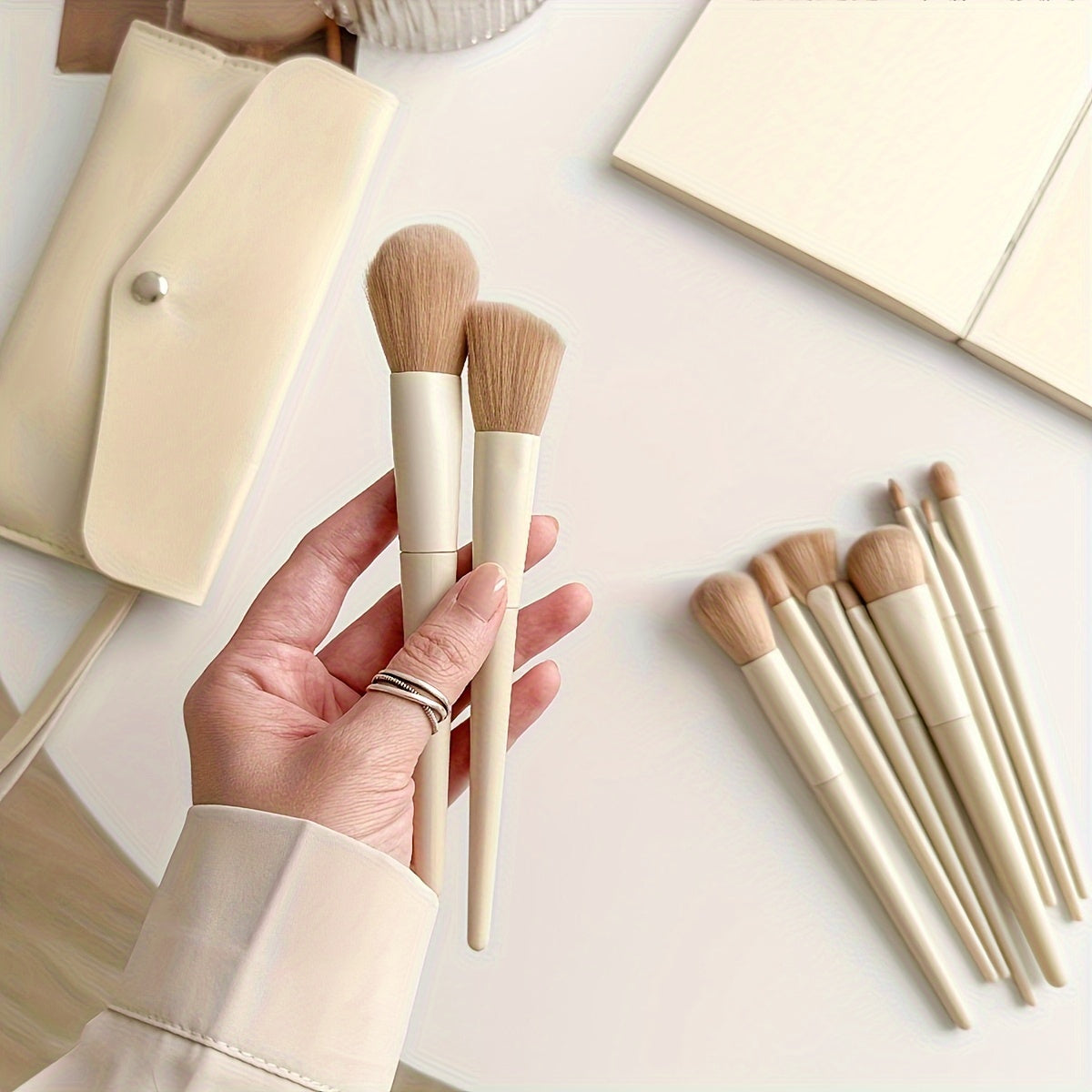 Set de 10 pinceaux maquillage avec étui cuir, poils doux hypoallergéniques, pour poudre, fond de teint, blush, yeux et highlighter, voyage pratique.