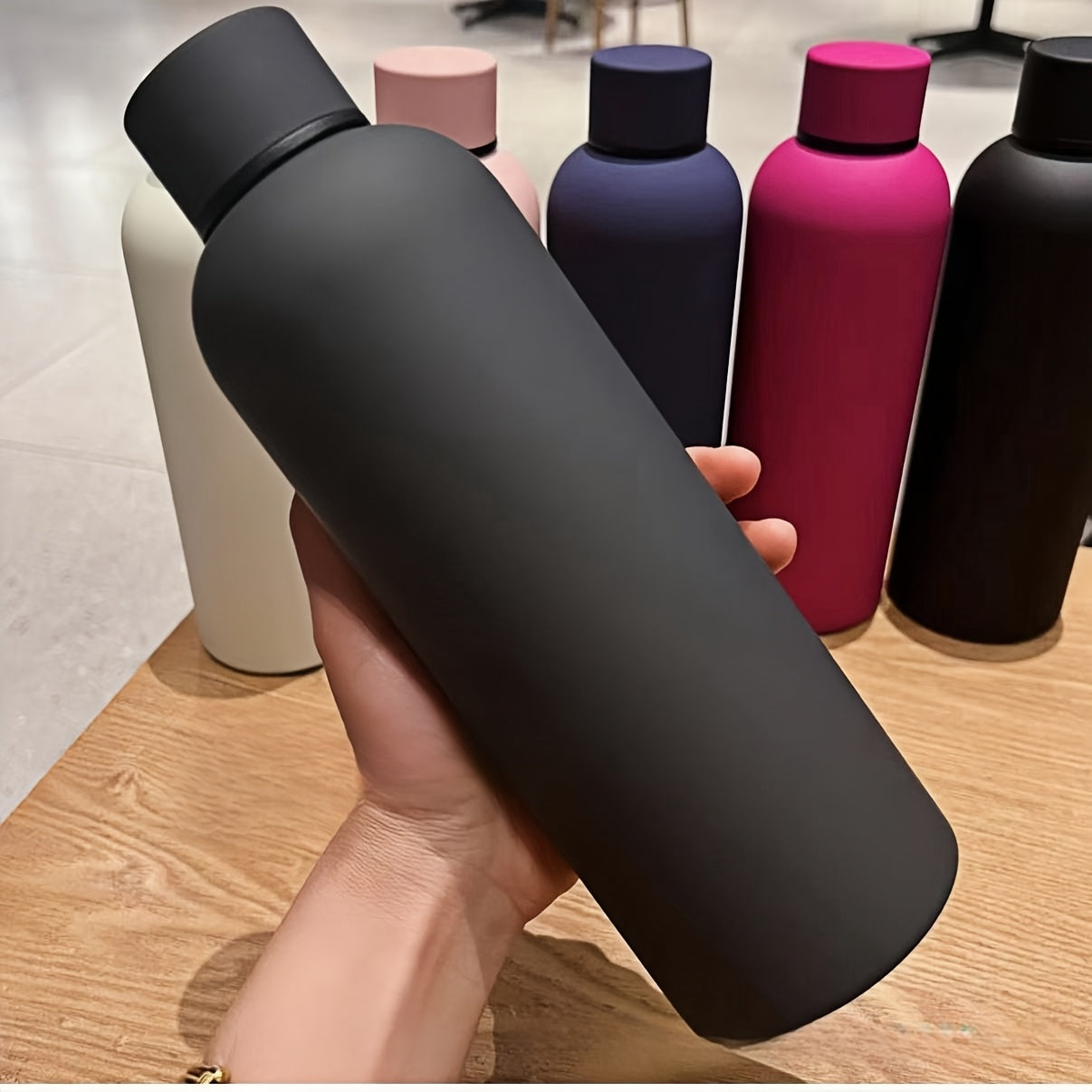 Gourde sport en acier inoxydable, bouchon étroit en caoutchouc, durable, parfaite pour camping, randonnée et fitness, 4 couleurs disponibles.