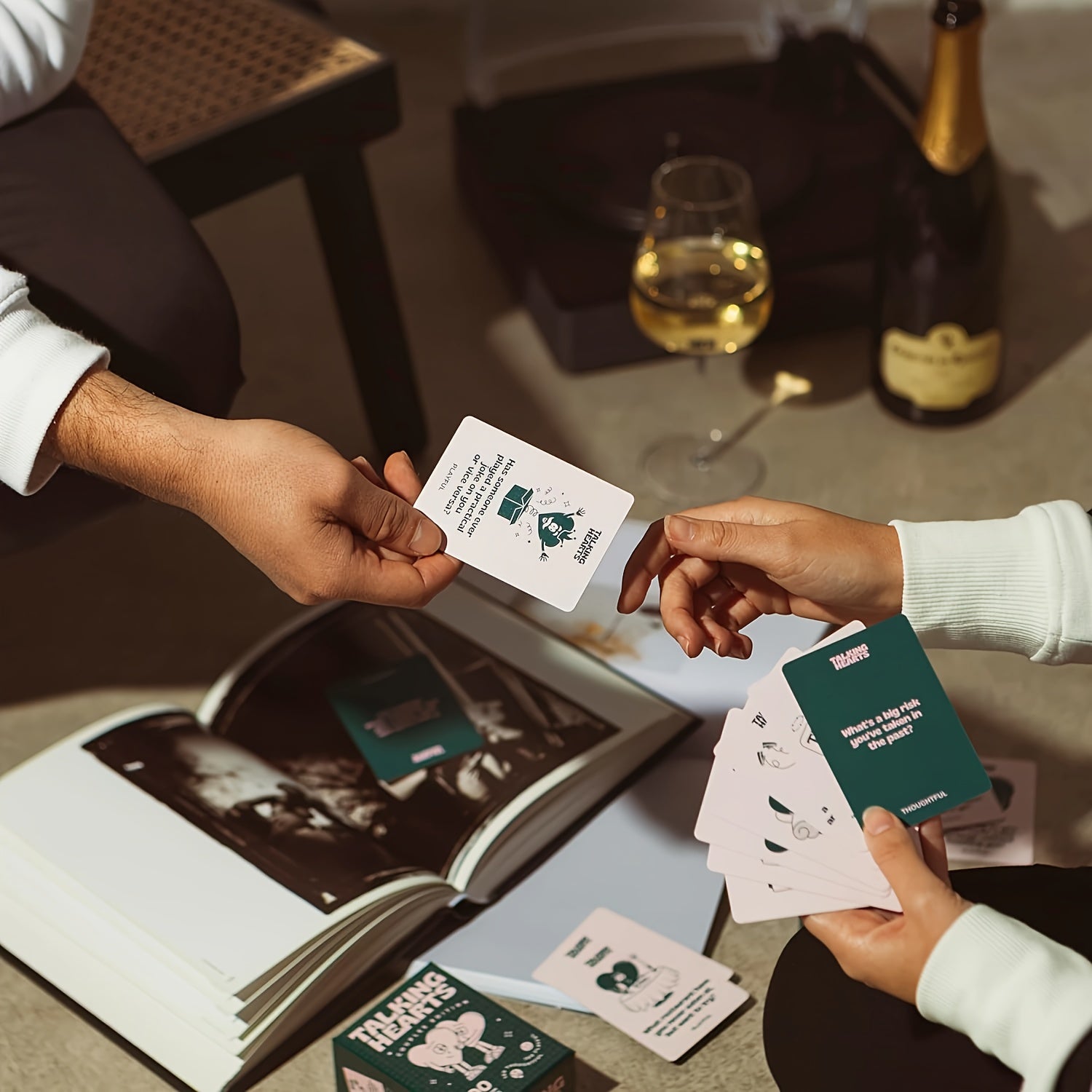 بطاقات محادثة على شكل قلب، 200 سؤال بالإضافة إلى بطاقتين جوكر، لعبة رومانسية للأزواج، مثالية للمواعيد أو السفر أو عيد الحب.
