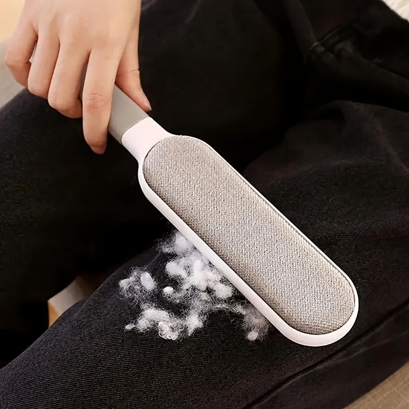 Brosse manuelle à double face pour poils et peluches. Bristles robustes, sans électricité, idéale pour vêtements, meubles, tapis et voyages.