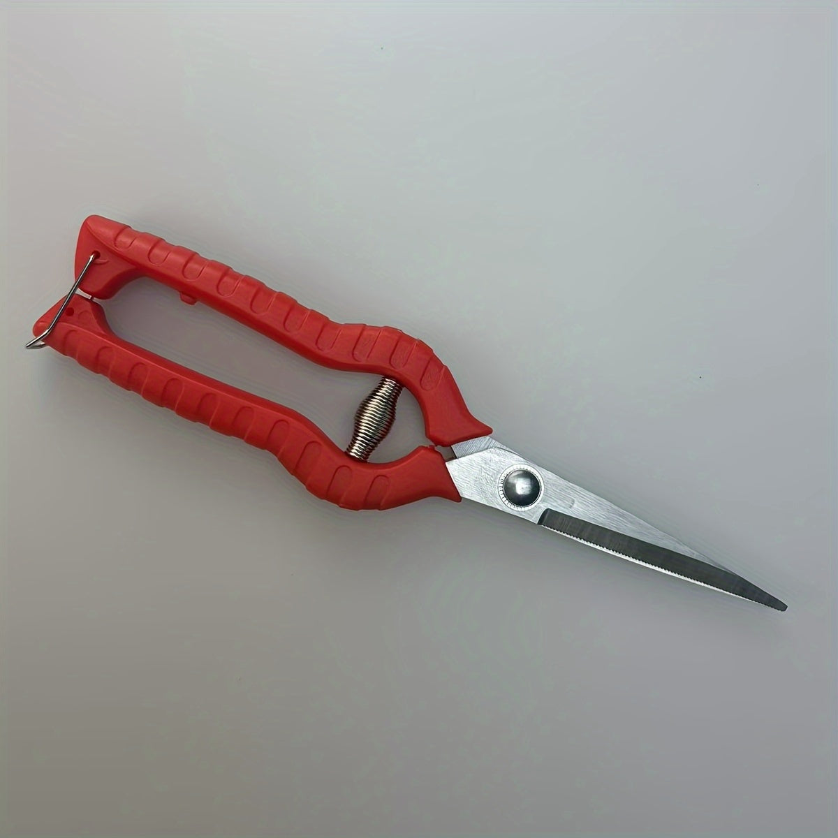 Sécateur professionnel à poignées ergonomiques rouges, lames inox tranchantes assurant des coupes précises pour massifs, aménagement paysager et entretien extérieur.