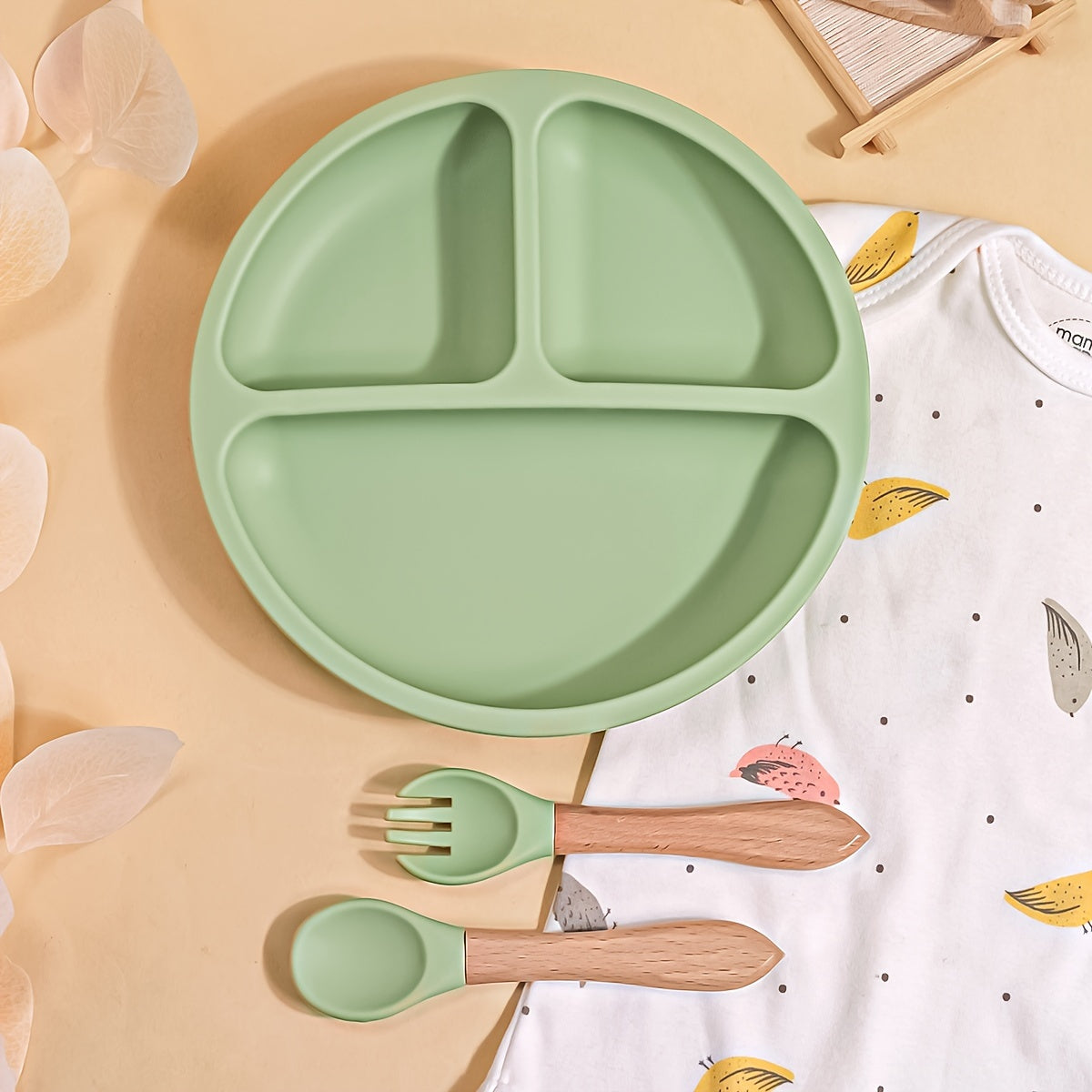 Set repas bébé TYRY.HU 3 pcs en silicone, assiette à ventouses compartimentée et ustensiles, parfait pour diversification et repas en extérieur.