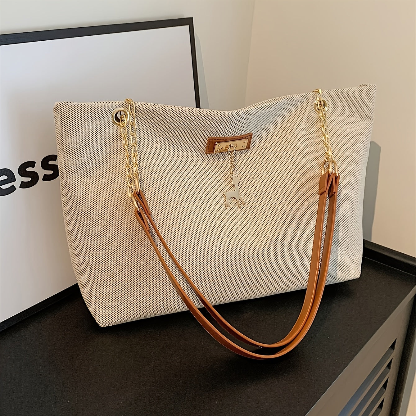 Sac fourre-tout en polyester tendance, grande capacité, bandoulière réglable, fermeture zippée, orné d’un charm cerf, style besace pour femme.