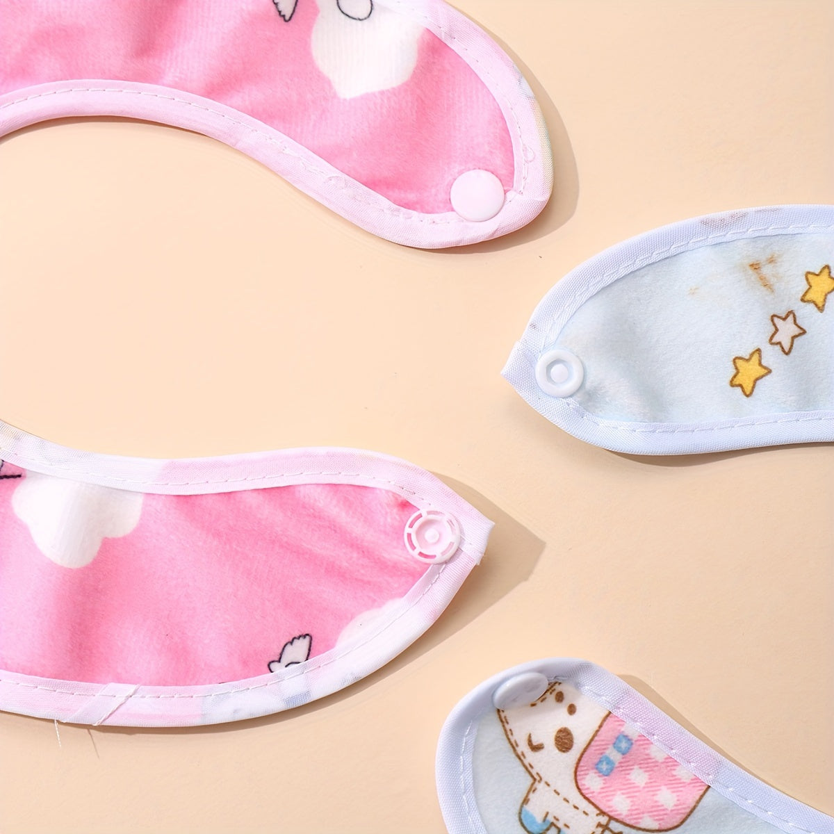 Lot aléatoire de 8 ou 10 bavoirs en velours cristal, rose et bleu, en U avec poche, idéal pour repas bébé.