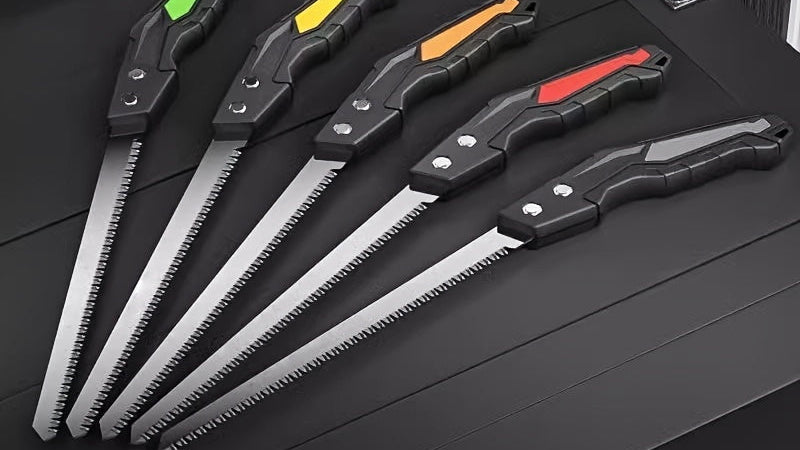 Compact hand saw for wood and pruning, ideal for fruit trees, precise gardening and small carpentry jobs at home.