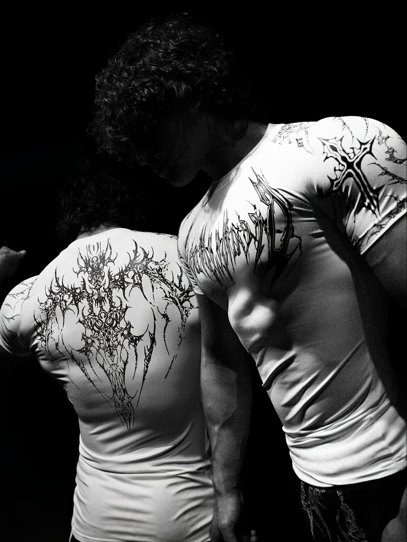 T-shirt compression 2025, haute élasticité, séchage rapide, motif géométrique rouge, maintien musculaire performant, adapté entraînement hommes et femmes.