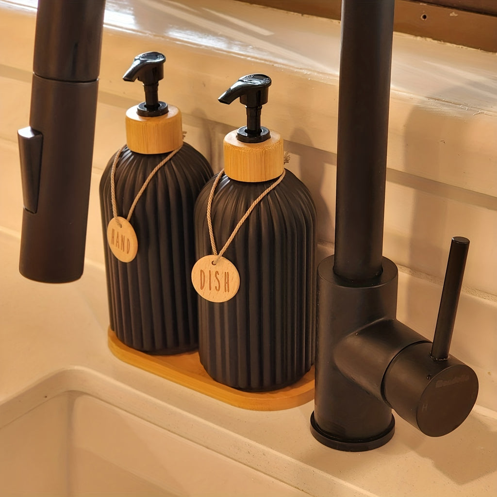 Set de 5 distributeurs de savon modernes noirs Plastique robuste, compatible plan de travail ou lavabo, système hygiénique à une touche, gain de place pour cuisine ou salle de bain.