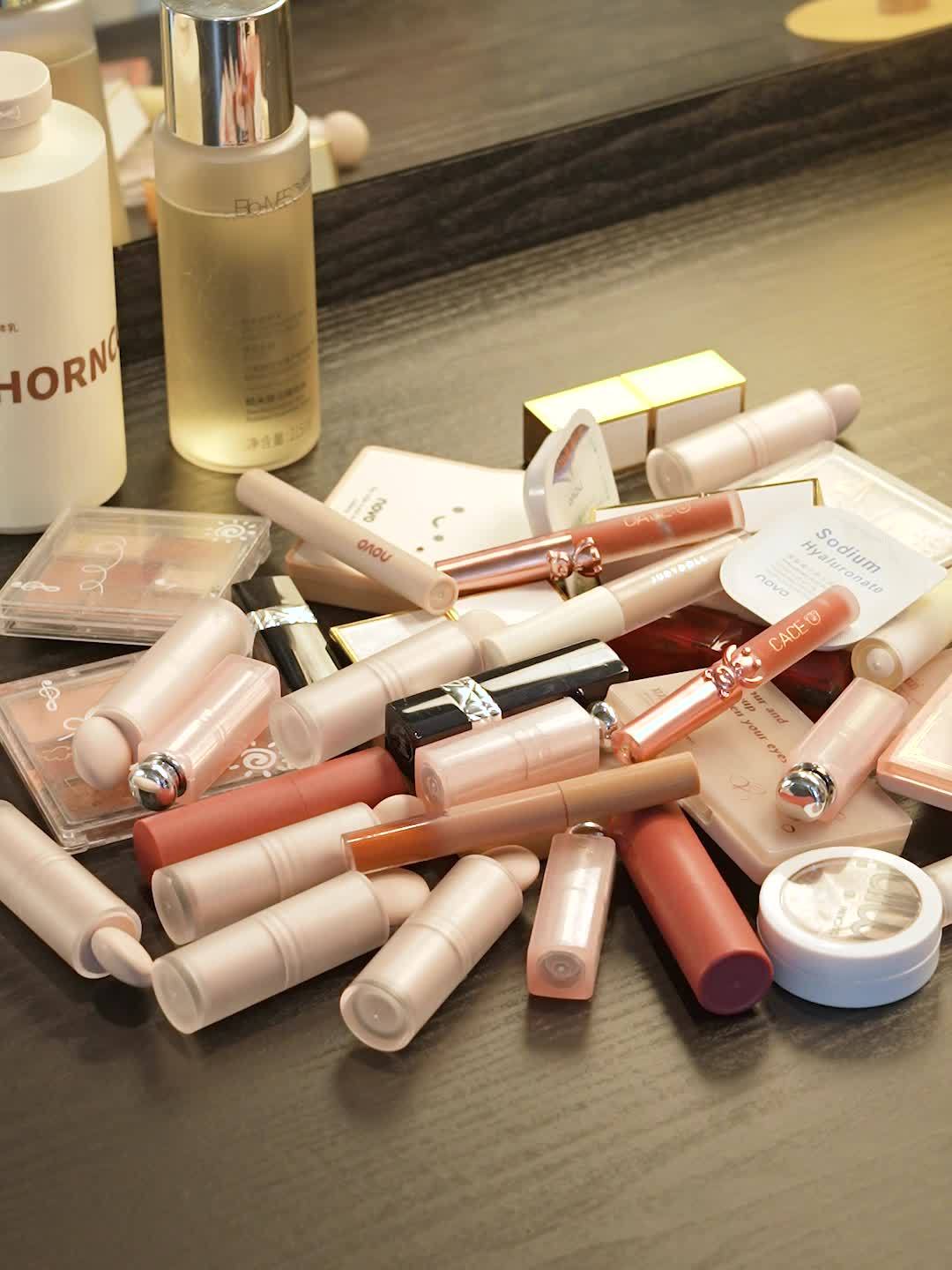 Organisateur maquillage transparent 7 compartiments, rangement pratique pour rouges à lèvres, fards et essentiels de salle de bain.