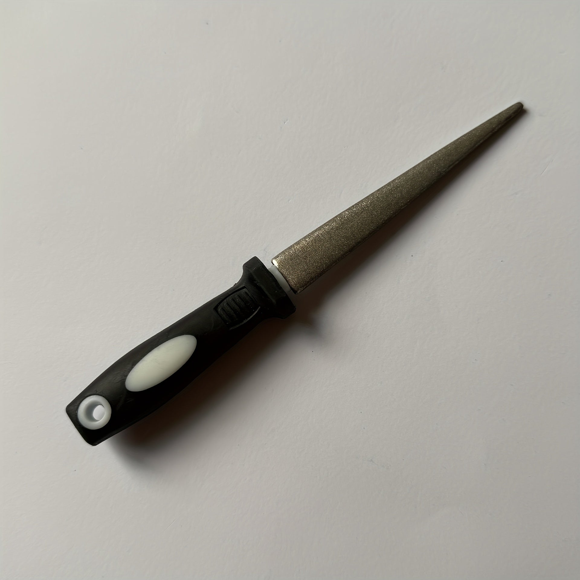 Pierre à aiguiser 2-en-1 diamant pour couteaux, ciseaux et outils de jardin, double face plate et courbe, poignée antidérapante, gris argenté.