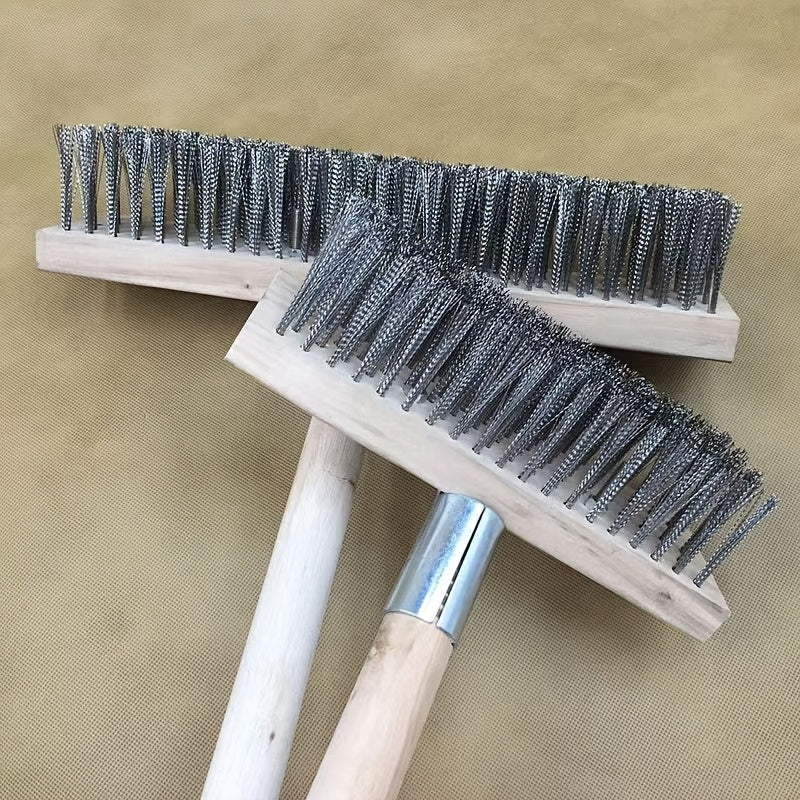 Brosse métallique robuste pour sol et jardin Poignée manuelle, fils d’acier durables, idéale pour mousse, débris, neige sur allées, patios et gouttières. Usage résidentiel et professionnel.
