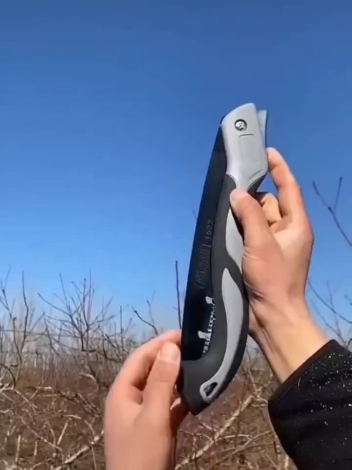 AIRAJ industrial folding saw. Robust hand tool with non-slip handle, precise bevel cut, no battery required, heavy-duty use guaranteed.