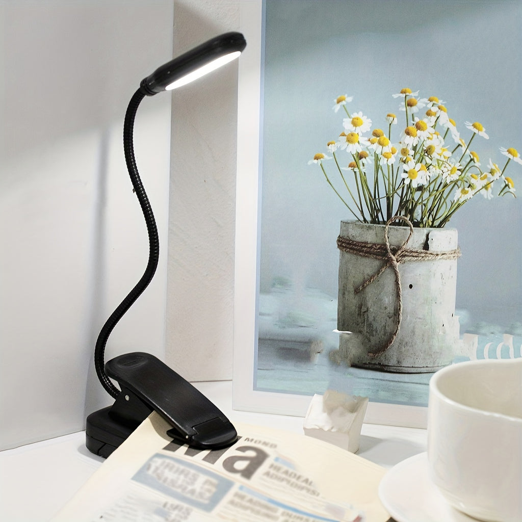 Lampe de bureau LED avec pince Bras ajustable, fonctionnement sur piles, bouton-poussoir, design ergonomique et moderne, idéale pour lecture, chevet ou espace de travail.