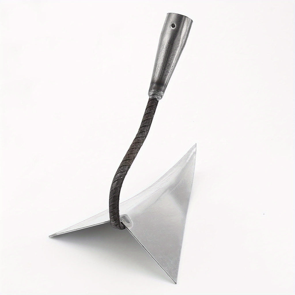 Houe en V à lame triangulaire tranchante, construction métallique durable pour creuser, désherber et ameublir, idéale jardin, ferme et paysagisme.