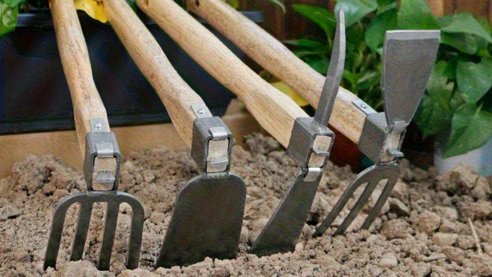 Houe de jardin double-face 35 cm, fonte durable, poignée antidérapante ergonomique, idéale pour planter fleurs, désherber légumes et entretien jardin.