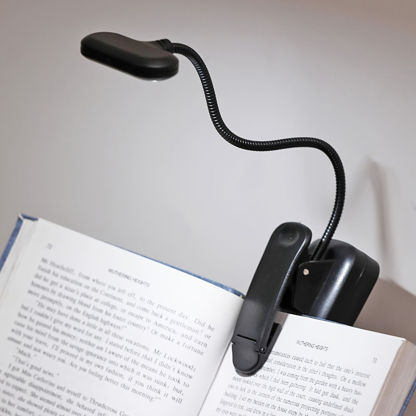 Lampe de bureau LED avec pince Bras ajustable, fonctionnement sur piles, bouton-poussoir, design ergonomique et moderne, idéale pour lecture, chevet ou espace de travail.