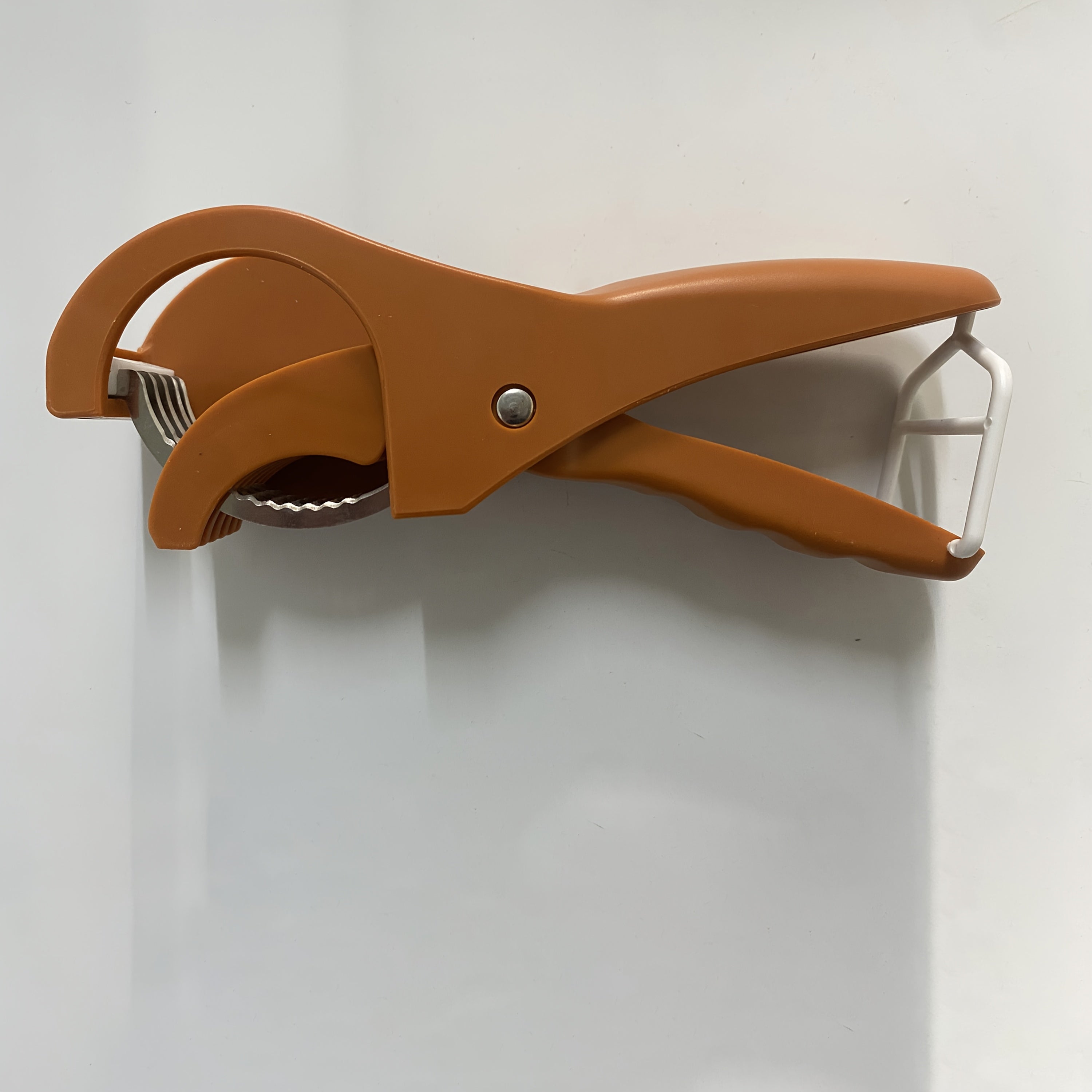 Coupe-légumes et fruits multifonction manuel, design ergonomique vert, lames en acier inoxydable réglables, corps en polypropylène durable, idéal carottes, concombres et tomates.