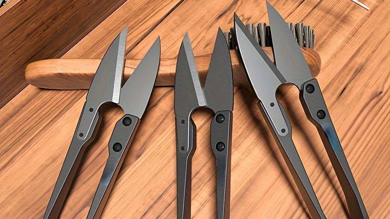 Outil de désherbage et jardinage robuste Acier inoxydable, prise antidérapante, idéal pour enlever mauvaises herbes, préparer sols et entretenir jardins domestiques ou professionnels.