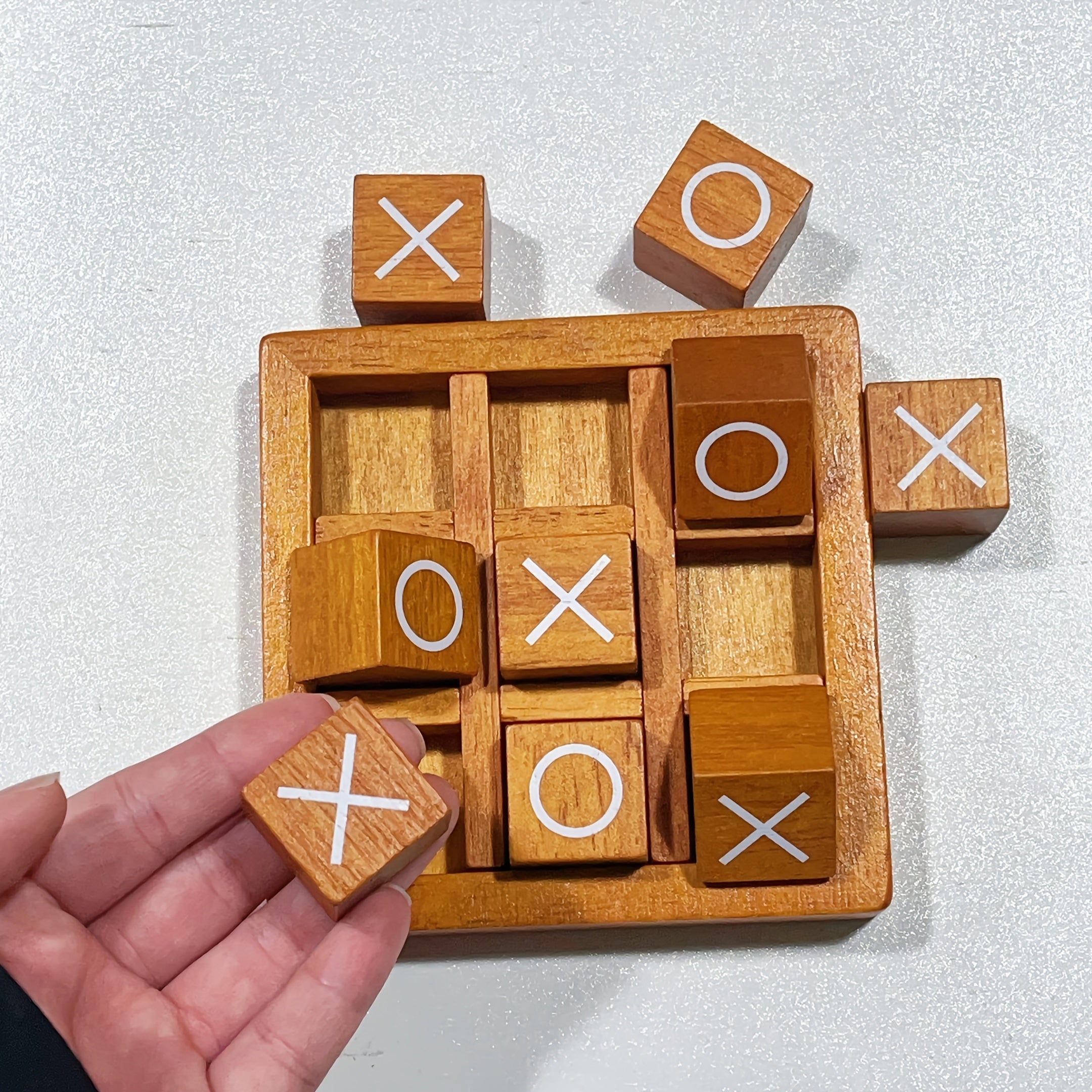 Jeu classique XO en bois, 9 blocs et plateau, idéal soirées familiales et décoration, parfait pour salon et cadeaux de fêtes.