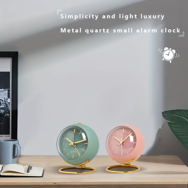 Silent desk clock, Nordic design, luminous hands, battery operated, round metal, ideal for students and home decor.