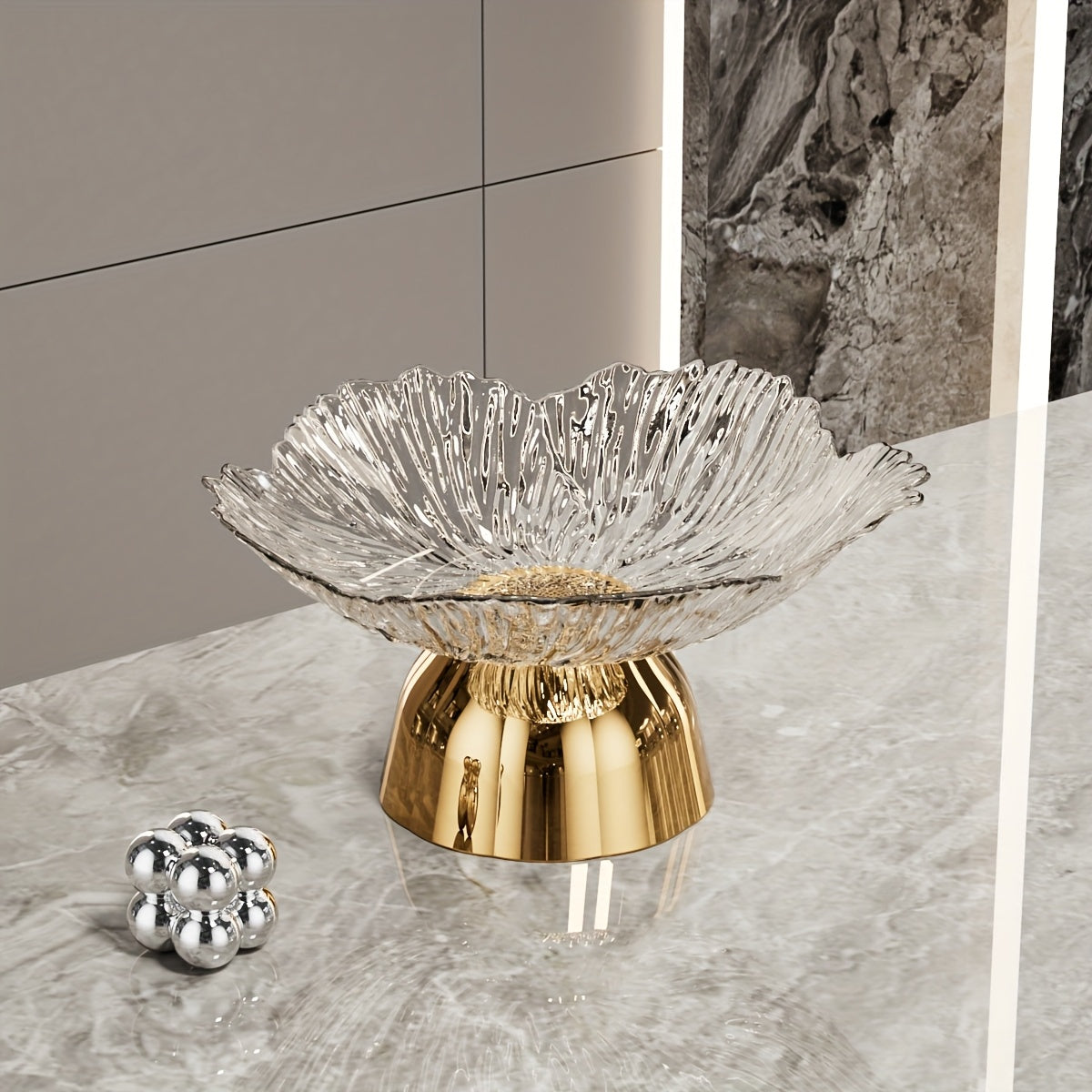 Bol à fruits élégant en forme de pétale Base dorée, plastique sûr pour aliments, idéal pour maison, fêtes ou restaurants, parfait pour servir raisins, pommes et oranges.