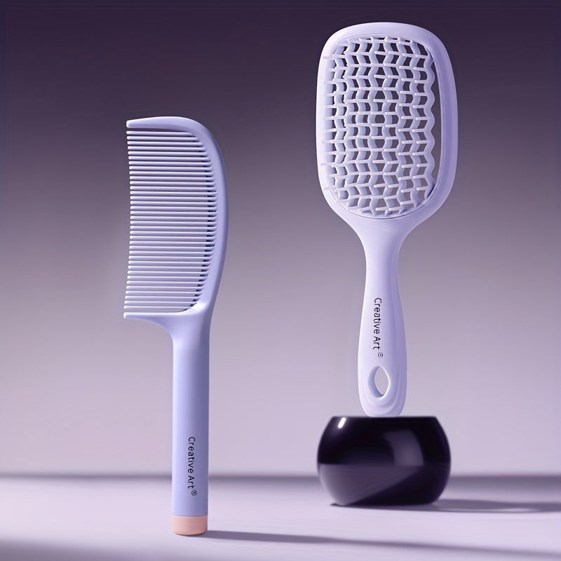 Brosse carrée ajourée, dents larges, démêle facilement et masse le cuir chevelu, adaptée cheveux mouillés ou secs, poils nylon, manche ABS.