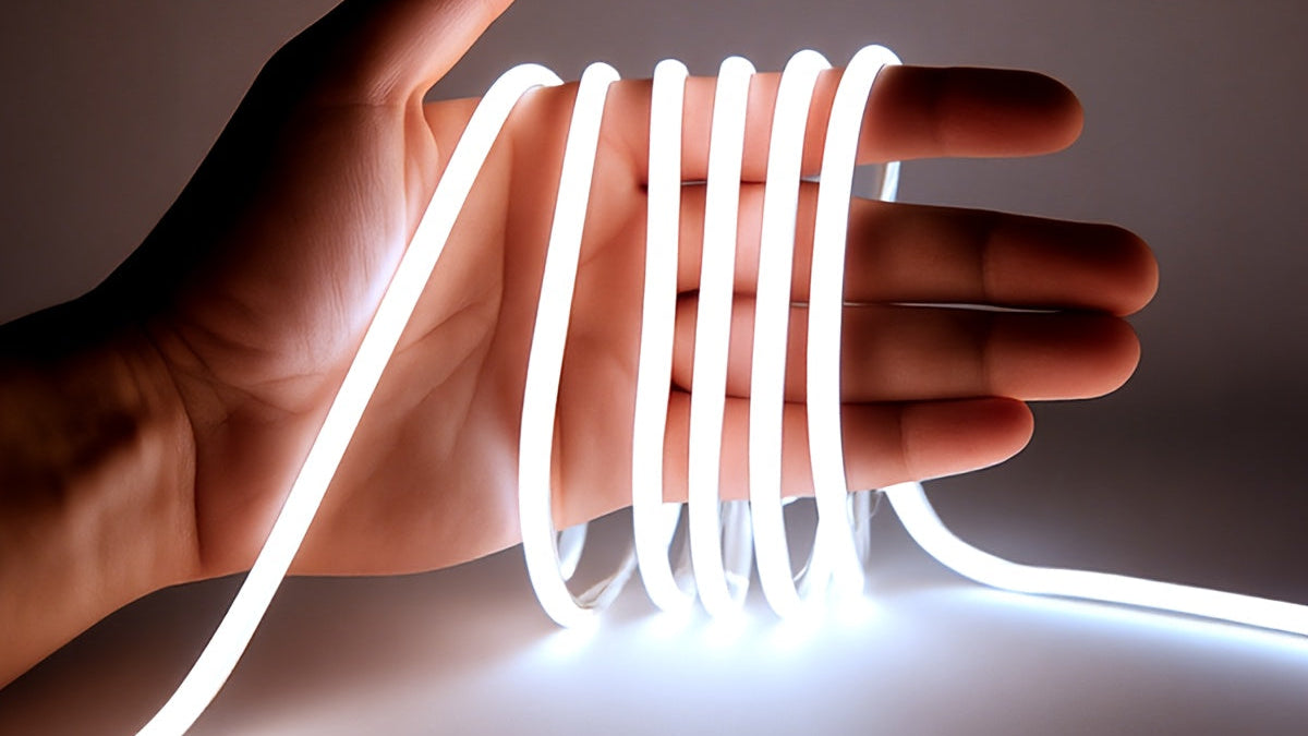 Ruban LED COB HOTU : Flexible, adhésif, découpe possible, 400 LED/m, lumière blanc chaud à blanc jour (3000-6500 K), idéal chambre et sous-meubles.