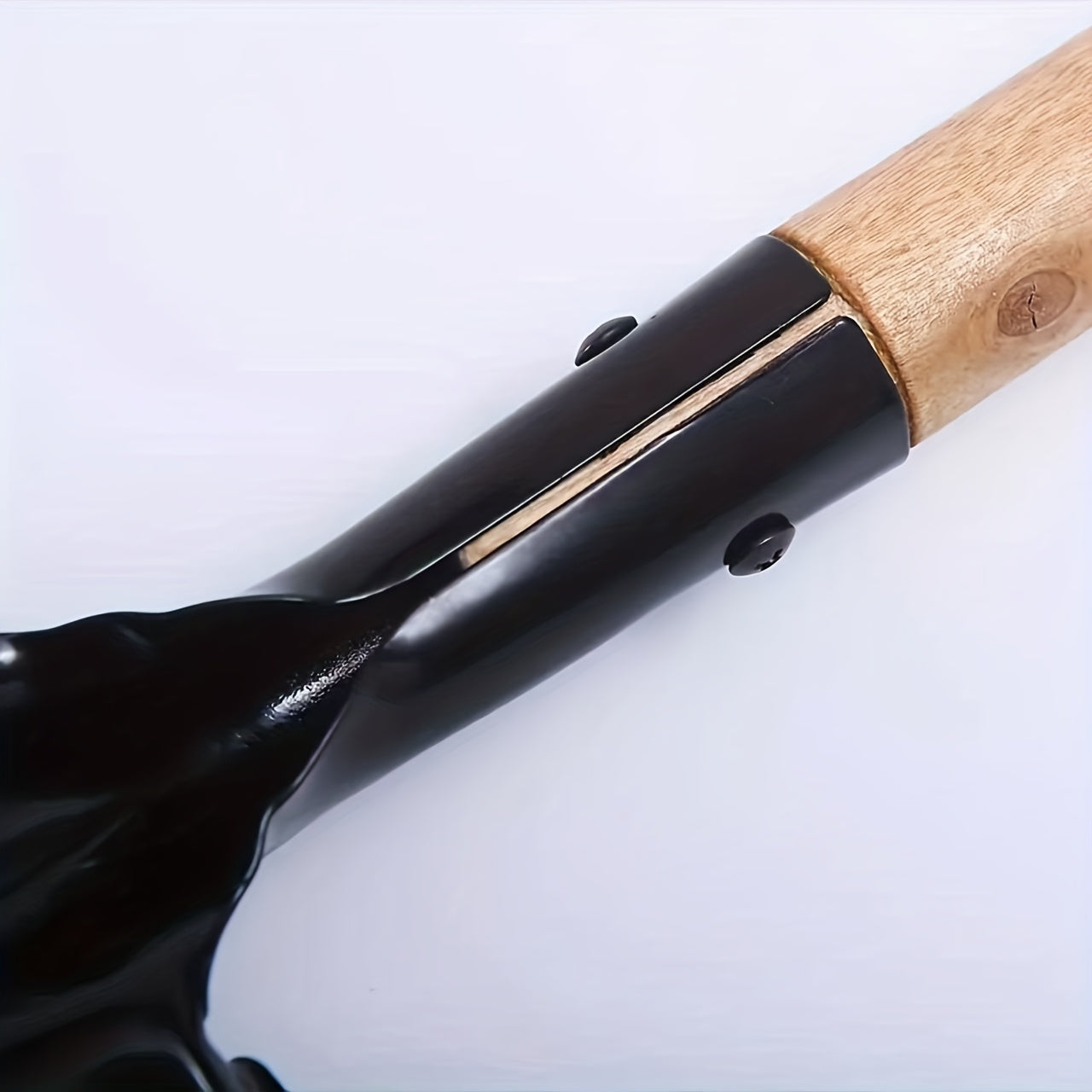 Pelle de jardin compacte, construction métallique robuste, idéale pour jardinage domestique et petits travaux de creusement, usage manuel sans électricité.