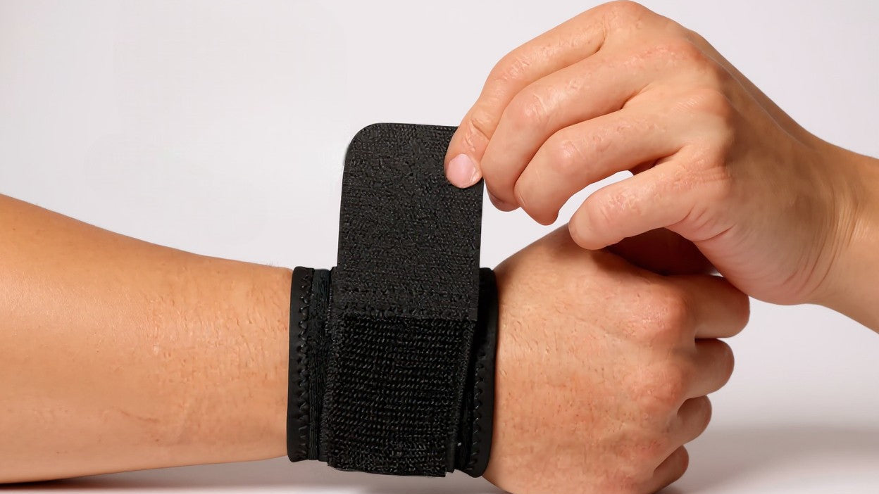 Paire de bracelets de compression offrant maintien, stabilité et protection pour musculation, haltérophilie et activités sportives intensives.