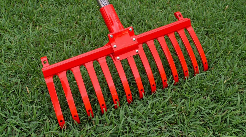 Râteau à feuilles et désherbage en métal robuste, dents durables, poignée ergonomique, efficace pour entretien de pelouse et jardin, construction solide.