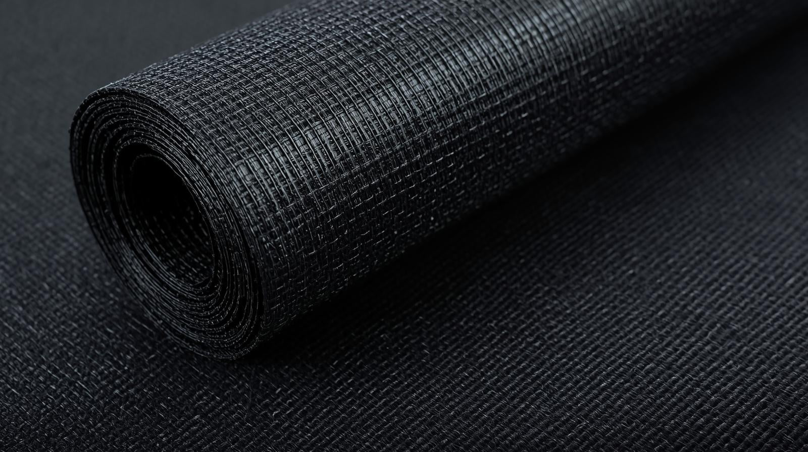 Rouleau de toile anti-mauvaises herbes noire, PP durable, surface texturée, contrôle efficace des mauvaises herbes, idéal fleurs, légumes et aménagement paysager.