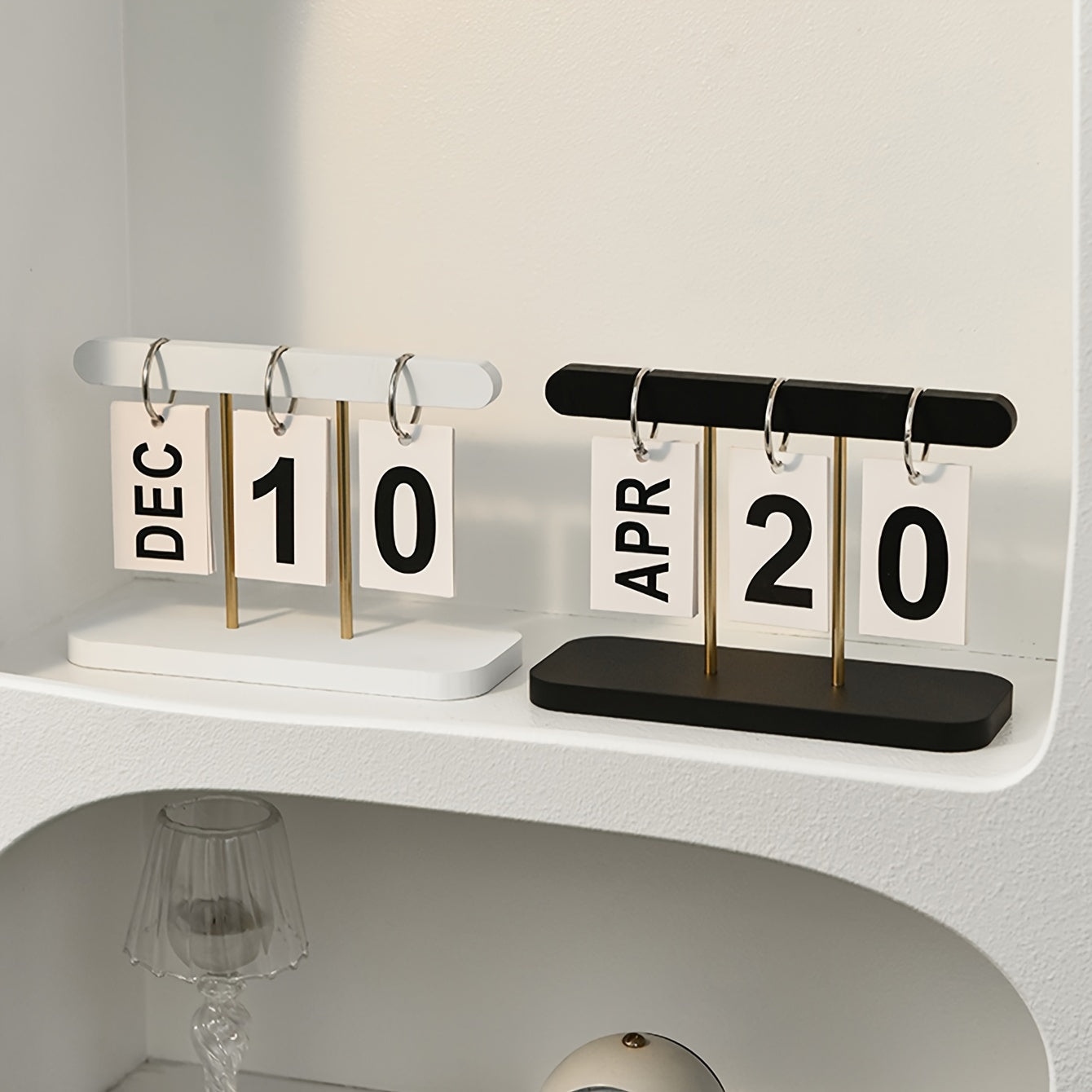 Minimalist Nordic rocking calendar, decorative and creative, ideal for office, living room, dining room or coffee table, elegant and modern design.