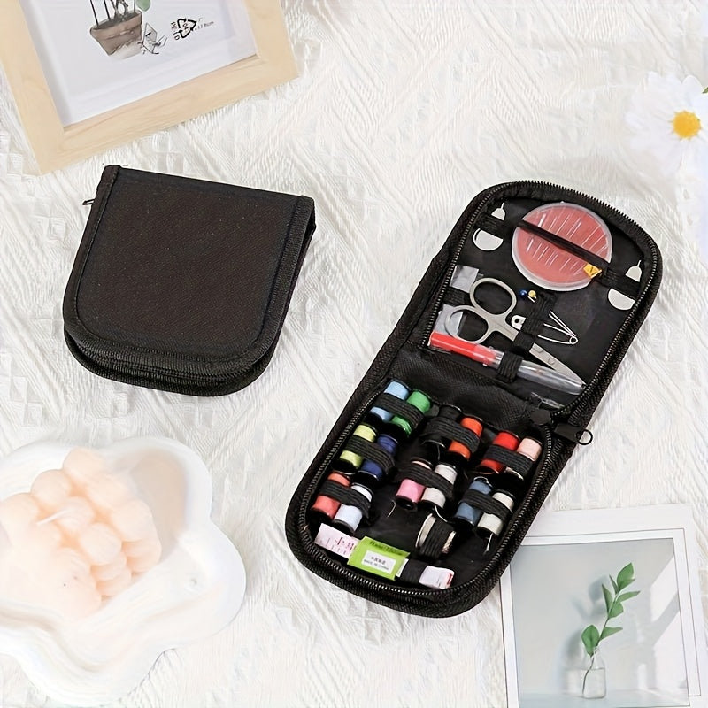 Kit de couture complet 67 pcs, aiguilles à grand chas, fils et accessoires, idéal pour réparations d’urgence et travaux manuels en déplacement.