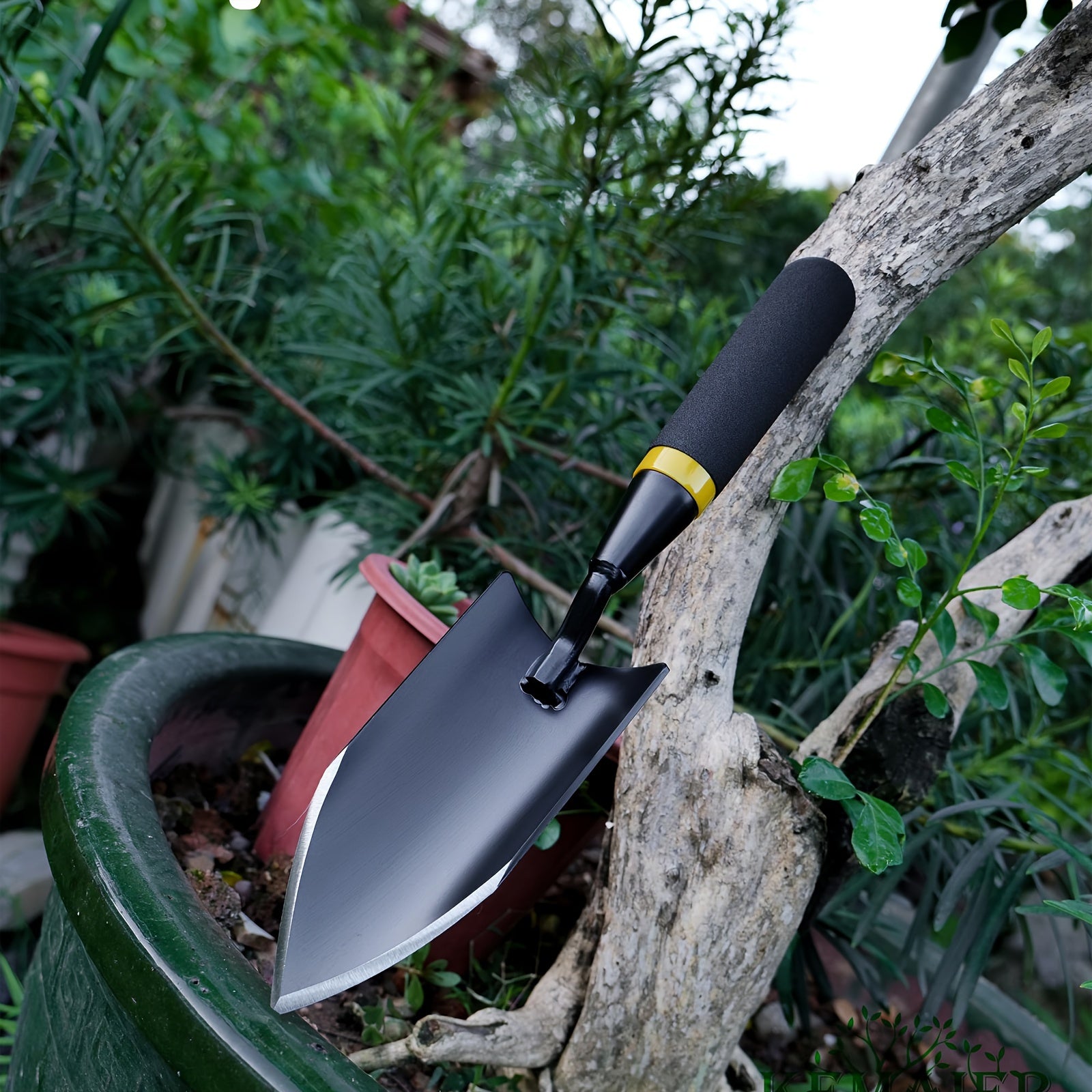 Pelle de jardin en acier carbone robuste Poignée ergonomique en caoutchouc, idéale pour planter, creuser et transplanter, outil durable pour jardinage et entretien des sols.