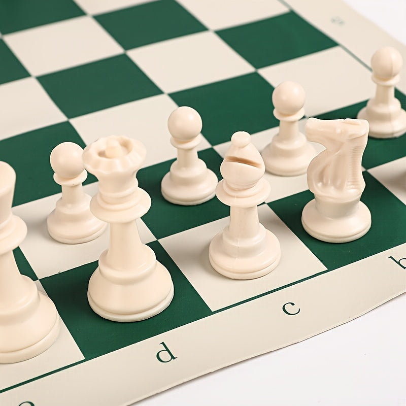 Tapis d'échecs international avec pièces en plastique. Jeu d'échecs pour adultes, idéal pour les compétitions et le développement intellectuel.