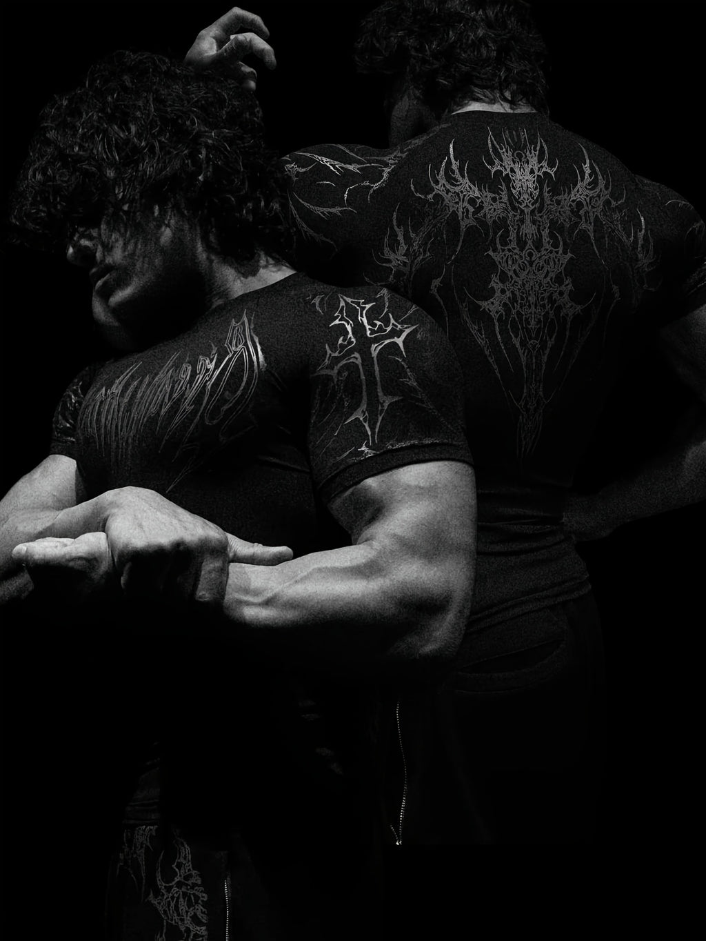 T-shirt compression 2025, haute élasticité, séchage rapide, motif géométrique rouge, maintien musculaire performant, adapté entraînement hommes et femmes.