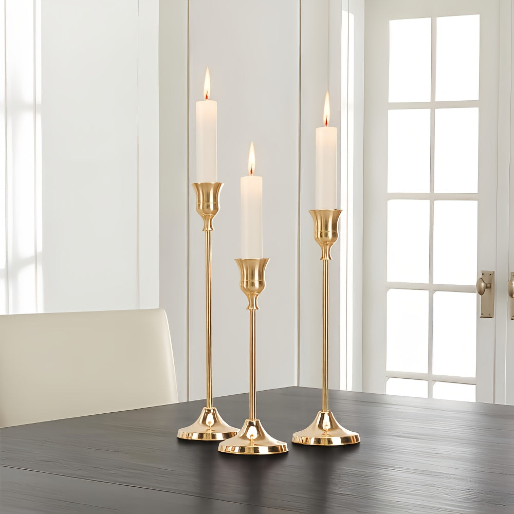 طقم من 3 حوامل شموع أنيقة من النحاس المطلي بالذهب. تصميم معدني مصقول، مثالي لحفلات الزفاف أو العشاء أو لتزيين المنزل، الشموع غير متضمنة، تصميم عصري ومتين.