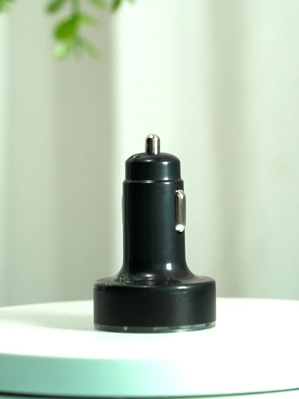 Chargeur voiture 4 ports PD + QC 3.0, recharge ultra-rapide USB/Type-C, compatible multi-appareils, délivrant une puissance stable et sécurisée en déplacement.