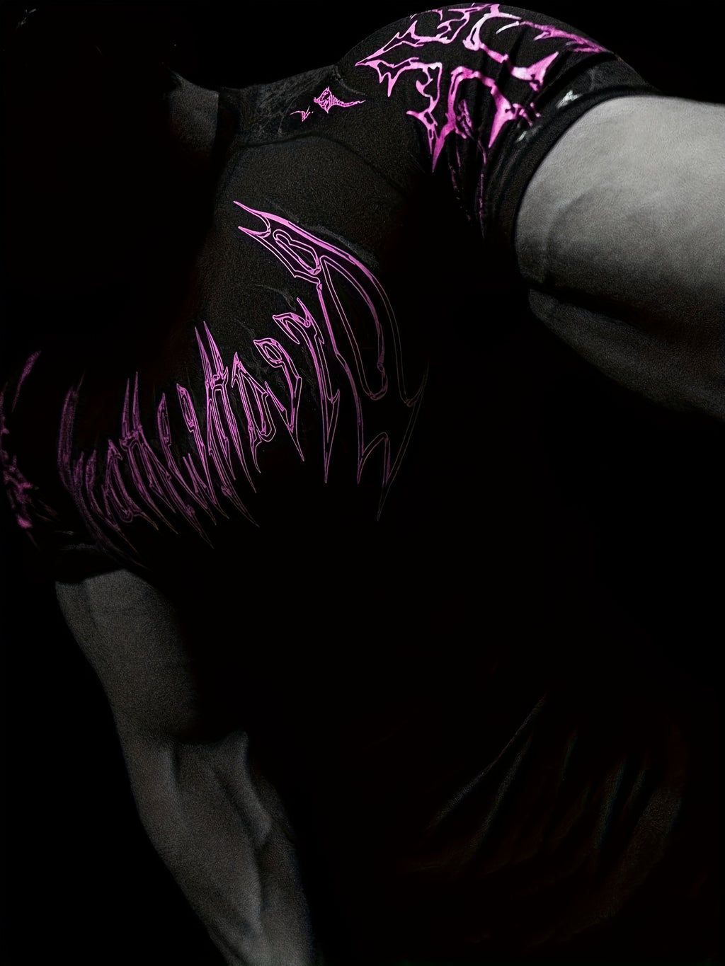 T-shirt compression 2025, haute élasticité, séchage rapide, motif géométrique rouge, maintien musculaire performant, adapté entraînement hommes et femmes.