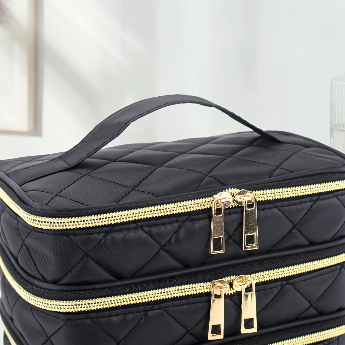 Trousse cosmétique matelassée unisexe, 3 couches, grande capacité, poignées, polyester, organiseur pratique pour voyage et maison.